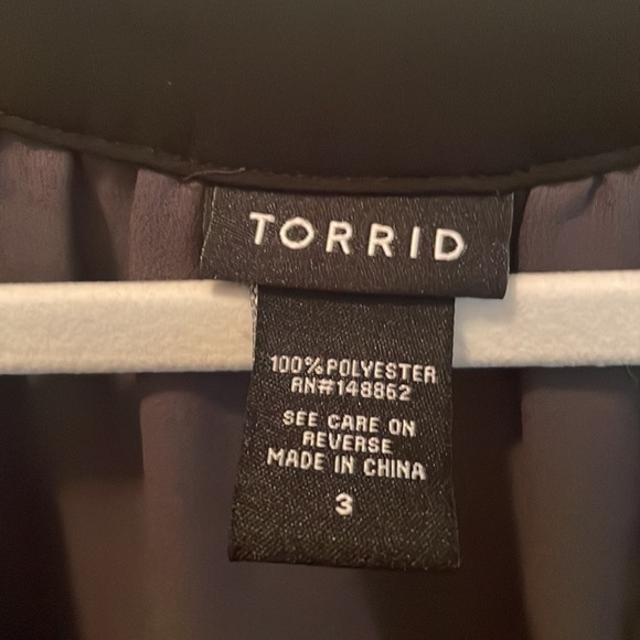 Torrid size 3 gray and black v-neck short sleeve blouse. - Picture 2 of 3
